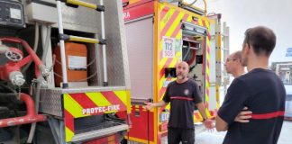 El Consell Insular de Formentera elaborará un plan de inversiones para el parque de bomberos y sus trabajadores El conseller Portas durante su visita al parque de bomberos de Formentera