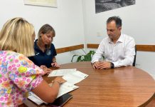 Convenio con el club de fútbol sala femenino Cosmitos para el desarrollo, coordinación y dinamización de la escuela Cosmitos para el año 2023 Firma convenio 2023 por el Club Cosmitos de fútbol sala femenino