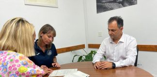 Convenio con el club de fútbol sala femenino Cosmitos para el desarrollo, coordinación y dinamización de la escuela Cosmitos para el año 2023 Firma convenio 2023 por el Club Cosmitos de fútbol sala femenino