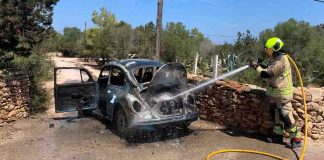 Els bombers de Formentera apaguen un cotxe en flames prop de la gasolinera de Sant Ferran