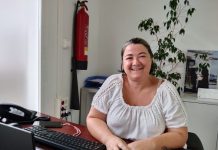 Eva Nieto promueve dar un impulso y mejorar la oferta de actividades para adolescentes La consellera Eva Nieto en su despacho en Sant Francesc