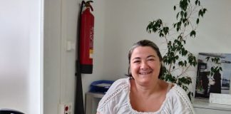 Eva Nieto promueve dar un impulso y mejorar la oferta de actividades para adolescentes La consellera Eva Nieto en su despacho en Sant Francesc
