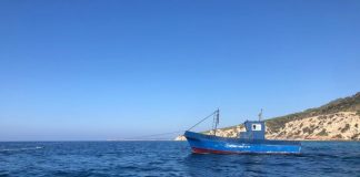 El Consell Insular de Formentera retira un barco pesquero en el sur de La Mola que había sido usado como patera