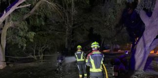 Arden tres motocicletas en el parking de Sa Palmera en es Pujols Tareas de extinción del incendio de tres motocicletas en es Pujols
