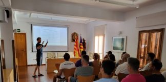 El Consell de Formentera informa a propietarios de concesiones de playas y socorristas reactivos sobre las exigencias normativas relativas a material de salvamento y titulaciones Un momento de la reunión informativa celebrada en la sede del Consell