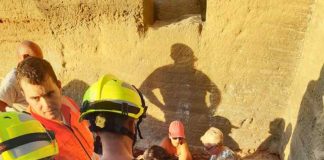 Los bomberos rescatan a un precipitado en un acantilado de Punta Gavina