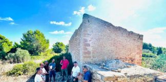 El Consell se compromete a mejorar la limpieza de la Mola Visita a cases Ferreres en la Mola