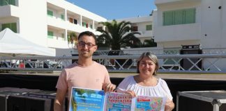 El Consell Insular apuesta por el efecto desestacionalizador de la fiesta Sa Flower Formentera Artal Mayans y Eva Nieto en la plaza de Europa de es Pujols donde se celebrará Sa Flower 2023
