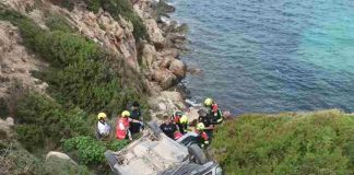 Herido leve el conductor de un vehículo precipitado en cala Embasté Bomberos junto al vehículo precipitado en cala Embaster