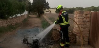 Incendio de una motocicleta en un camino de es Pujols Incendio de una moto en es Pujols