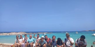 Los usuarios del área de diversidad funcional del Centro de Día reparten más de seiscientos ceniceros reciclados por las playas de Formentera