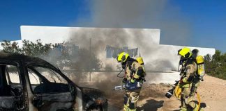 Incendio de un vehículo en la zona de es Carnatge Bomberos Formentera