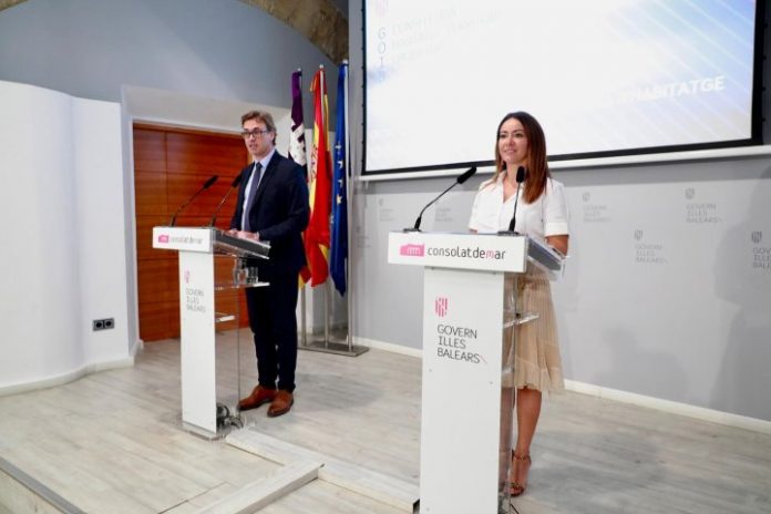Los consellers baleares de Economía y de Vivienda, Antoni Costa y Marta Vidal