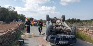Vehículo volcado en el Camí Vell de la Mola Vehículo volcado en el camí Vell de la Mola