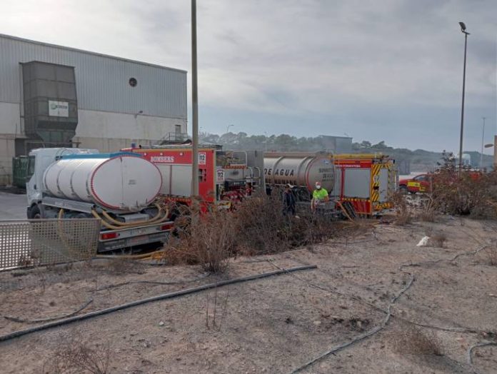 Despliegue de medios para combatir el fuego en el vertedero de es Cap