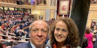 El senador por las Pitiusas pide que la XV legislatura tenga como prioridad las políticas públicas de vivienda y las necesidades específicas de las islas El senador Juanjo Ferrer y la diputada Carla Antonelli ayer en la sesión de apertura de la XV Legislatura
