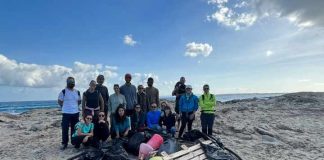 La jornada de limpieza de ses Illetes se salda con unos 100 kilos de residuos retirados Voluntarios en la limpieza de ses Illetes