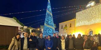 Los consellers de Sa Unió piden a Llorenç Córdoba que actúe de forma consensuada para seguir desarrollando políticas de mejora para Formentera El ejecutivo insular al completo en el acto de encendido de las luces navideñas celebrado ayer en la Plaza de la Constitución