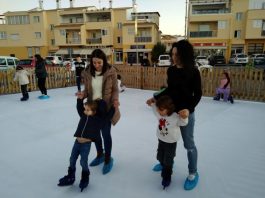 Muy buena respuesta de público en la apertura de la pista de patinaje sobre “hielo” pista patinaje Navidad