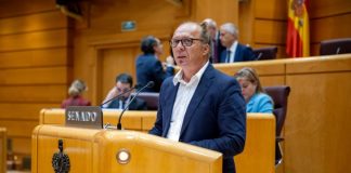 Juanjo Ferrer denuncia davant del Ple del Senat el “retrocés” del català a les illes Senador Juanjo Ferrer en un pleno de la Cámara alta