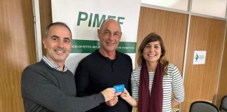 Francisco Ferrer premiado con la tarjeta regalo del sorteo navideño de la campaña Compra a casa Compra a casa