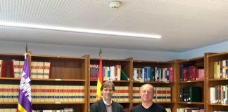 El senador Ferrer se compromete a trabajar por el aumento del plus de insularidad del personal de la Administración de Justicia El senador Ferrer con el juez González