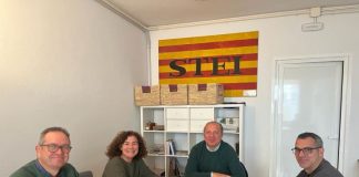 El senador defenderá la subida del plus de insularidad a los trabajadores de la Enseñanza en Eivissa y Formentera para compensar la falta de vivienda El senador Ferrer en la reunión con representantes del sindicato STEI