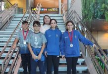 Quatre joves formenterencs participen en una trobada de minibàsquet a Mallorca La consellera de Joventut, Eva Nieto, amb els quatre participants al torneig esportiu