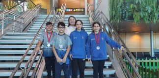Quatre joves formenterencs participen en una trobada de minibàsquet a Mallorca La consellera de Joventut, Eva Nieto, amb els quatre participants al torneig esportiu