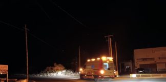 Bomberos acuden al rescate de una mujer mayor que sufre una caída en su domicilio particular Ambulancia 061