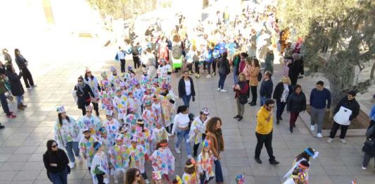 Alegría y coloridos disfraces en la rúa del CEIP Mestre Lluis Andreu Rúa Carnaval 2024