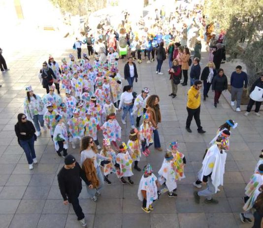 Alegría y coloridos disfraces en la rúa del CEIP Mestre Lluis Andreu Rúa Carnaval 2024