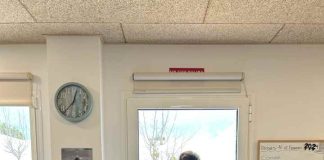 La Residencia de Formentera celebra su primer aniversario con todas sus plazas ocupadas y con lista de espera Usuarios de la Residencia de Mayores con un profesional del centro asistencial