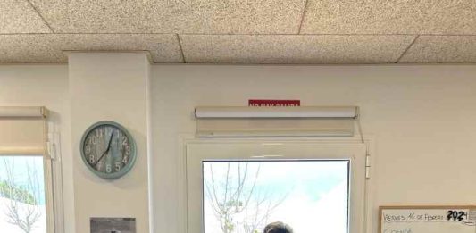 La Residencia de Formentera celebra su primer aniversario con todas sus plazas ocupadas y con lista de espera Usuarios de la Residencia de Mayores con un profesional del centro asistencial