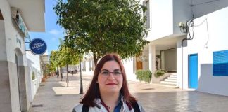 Recogida de firmas para contar con servicio de comedor en la Escola d’Estiu Karen Molina