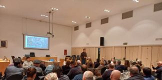 Compromiso para acometer mejoras estructurales y estéticas en la zona urbana de es Ca Marí Reunión de Javier Serra con vecinos de es Ca Marí