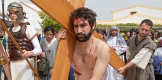 La representación del Vía Crucis en Formentera reúne a numeroso público admirado por el buen hacer de los vecinos participantes Via Crucis 2024