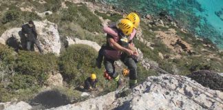 Bomberos de Formentera activan un impresionante rescate de migrantes en el acantilado de la Mola rescate migrantes la Mola