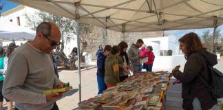 Formentera celebra Sant Jordi con libros y rosas en la plaza de la Constitución