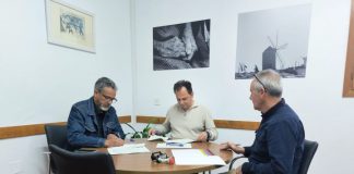Firma del convenio anual para la producción de contenidos de Radio Illa Momento de la firma del convenio Radio Illa para 2024