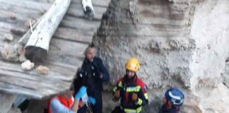 Los bomberos de Formentera rescatan a un hombre precipitado desde una altura de 10 metros Momento del rescate del hombre accidentado en Formentera
