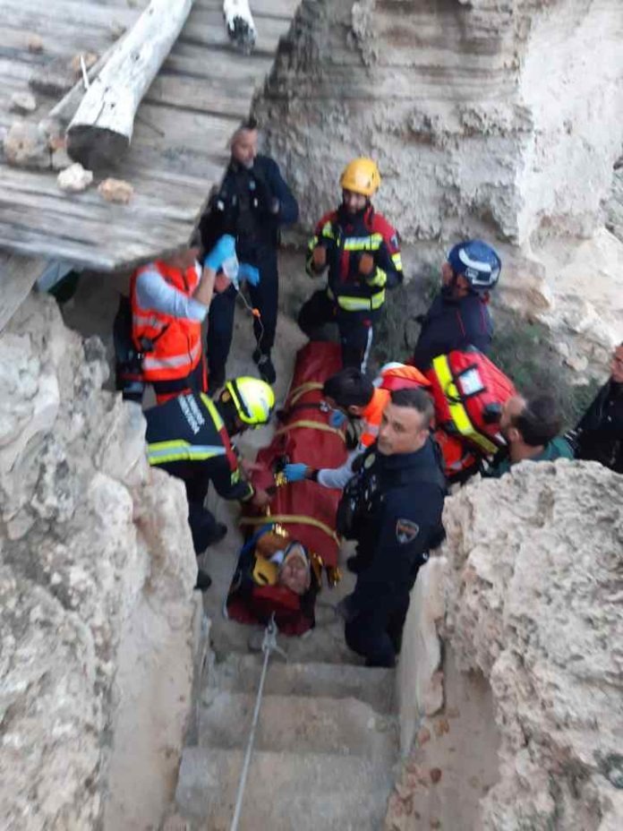 Momento del rescate del hombre accidentado en Formentera