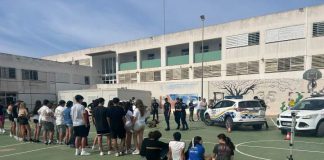 La Policía Local de Formentera se da a conocer a los alumnos del IES Marc Ferrer Presentación Policía local a los alumnos IES Marc Ferrer