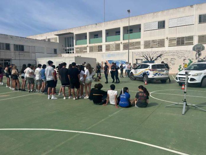 Presentación Policía local a los alumnos IES Marc Ferrer