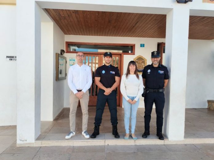 Formentera presenta a un nuevo agente de policía en prácticas