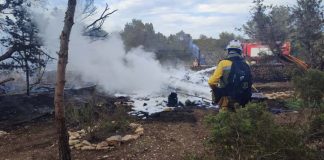 Arde una embarcación presuntamente utilizada como vivienda en un terreno de es Cap Incendio es CAP