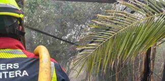 Incendio en la terraza de una vivienda en la zona de es Cap Bomberos de Formentera en las tareas de extinción del incendio