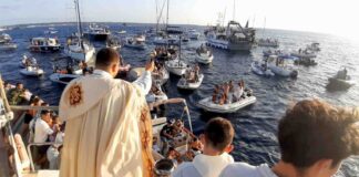 Numerosas embarcaciones participaron ayer de la procesión marinera del Día del Carmen en el puerto de la Savina