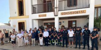 Minuto de silencio por el fallecimiento de una bebé tras un desprendimiento de rocas en la playa de es Copinar Minuto de silencio por el fallecimiento de una bebé en la playa de es Copinar