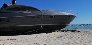 Terminan las maniobras de retirada y remolque de la embarcación que embarrancó fortuitamente en el islote de s’Espalmador Retirada y remolque del yate embarrancado en s'Espalmador